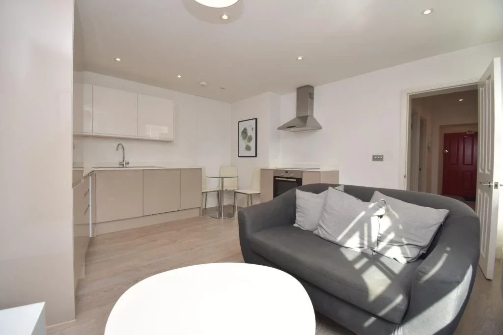 Flat Sunbury Street in Greater London