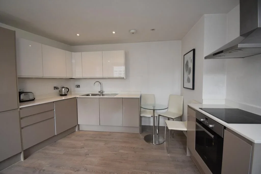 Flat Sunbury Street in Greater London