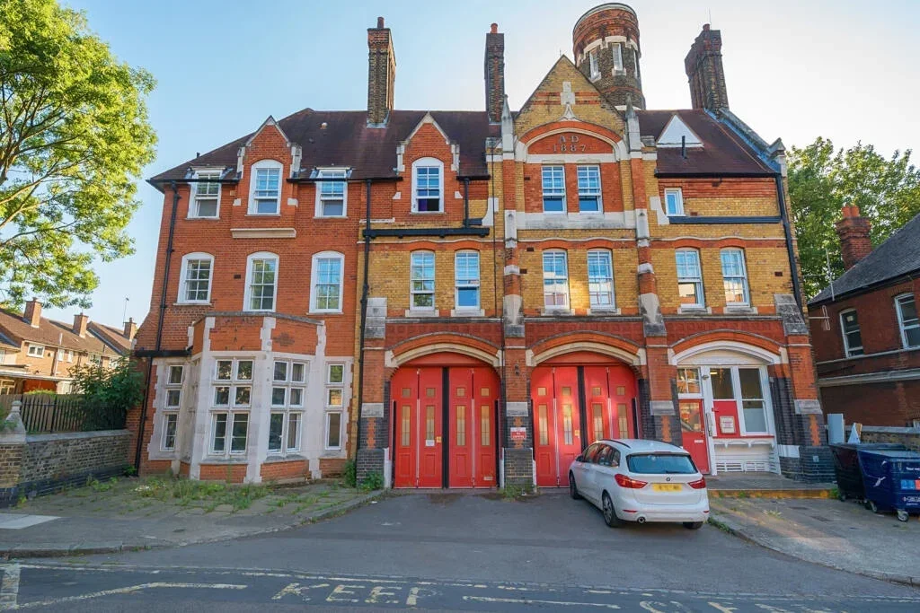 Flat Sunbury Street in Greater London
