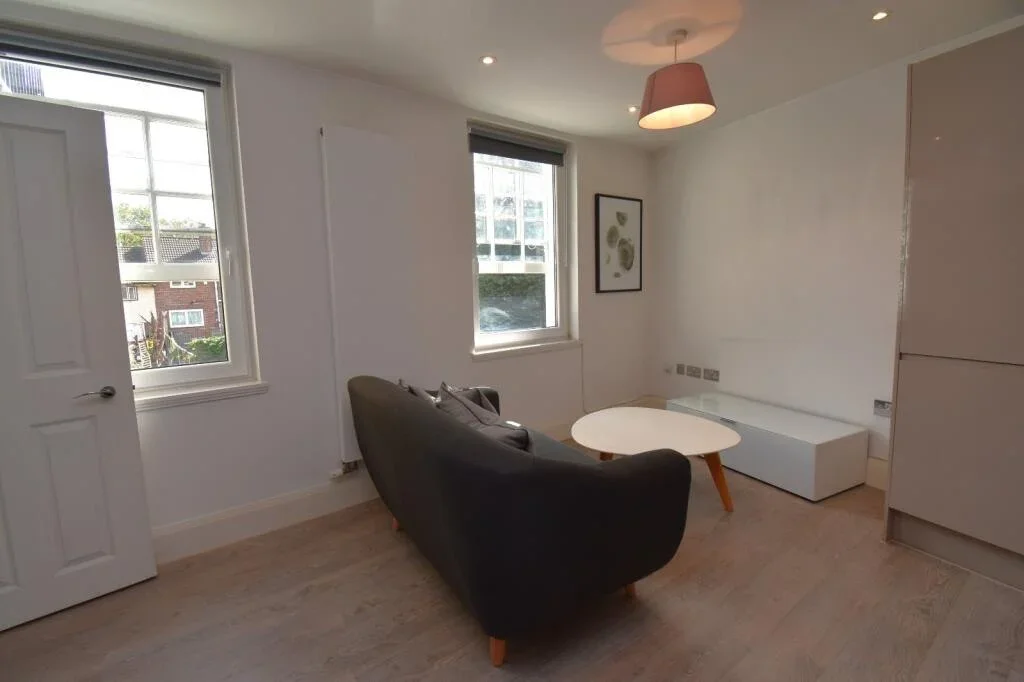 Flat Sunbury Street in Greater London