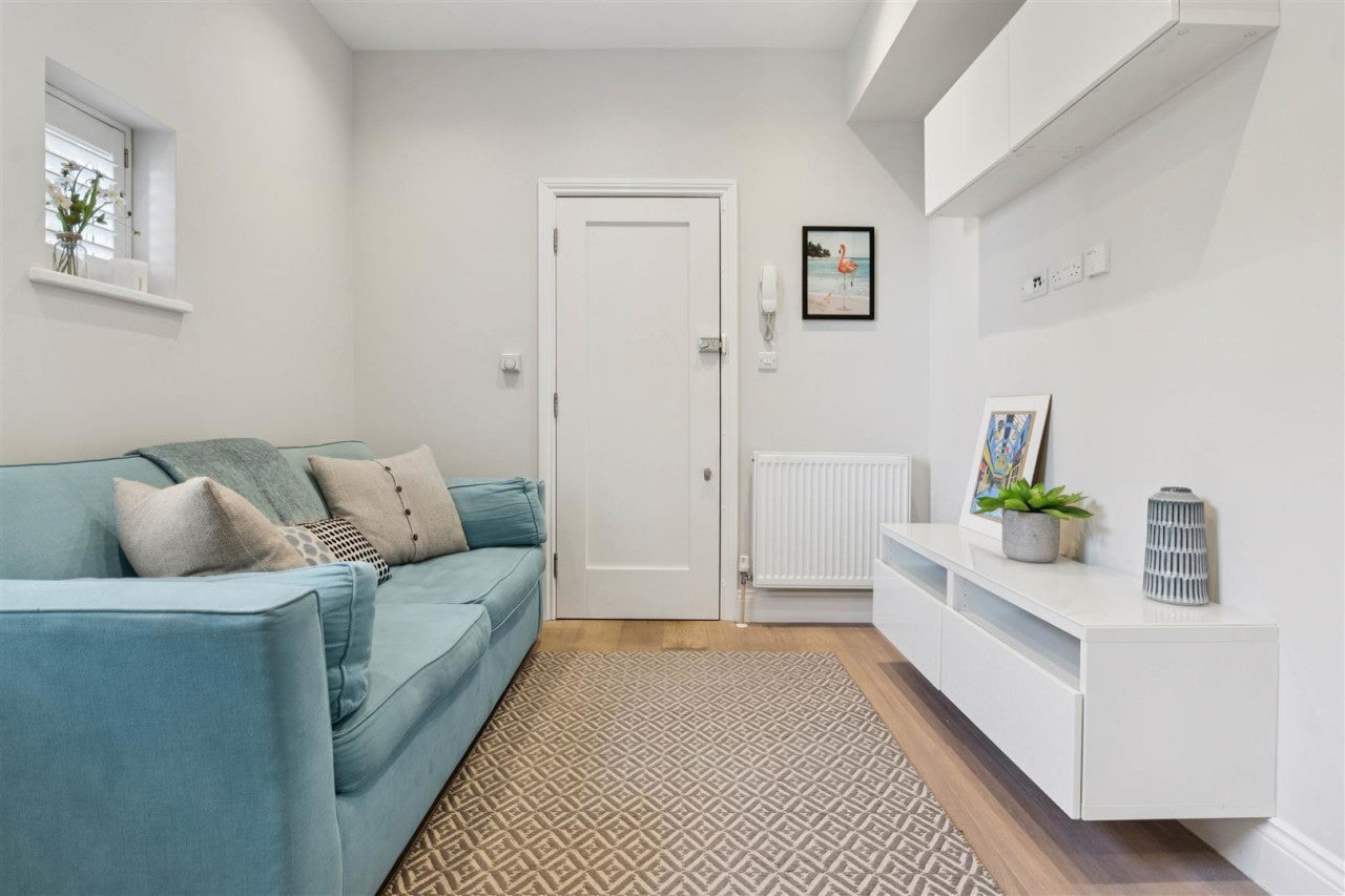 Flat Electric Avenue in Greater London
