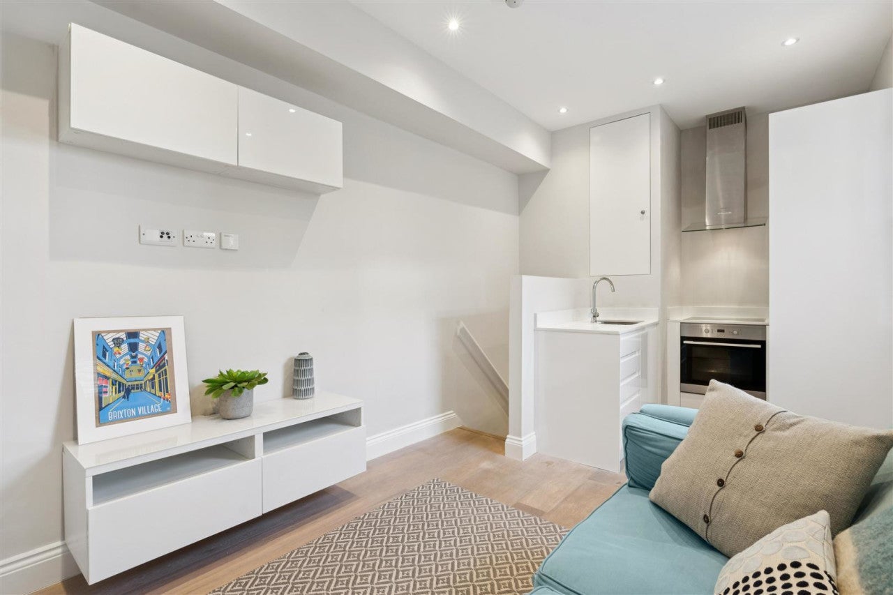 Flat Electric Avenue in Greater London