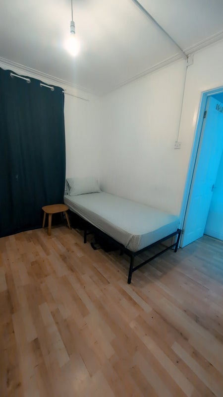 Room Croydon Road in Greater London