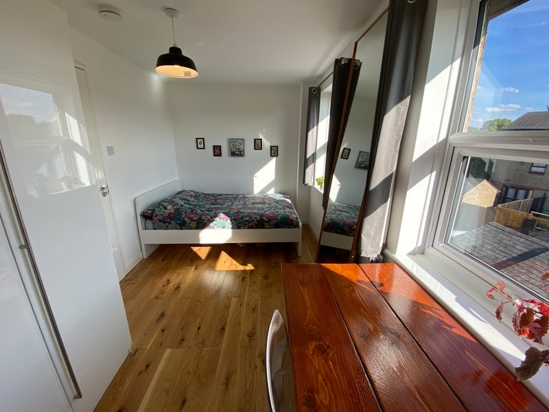 Room Edmeston Close in Greater London