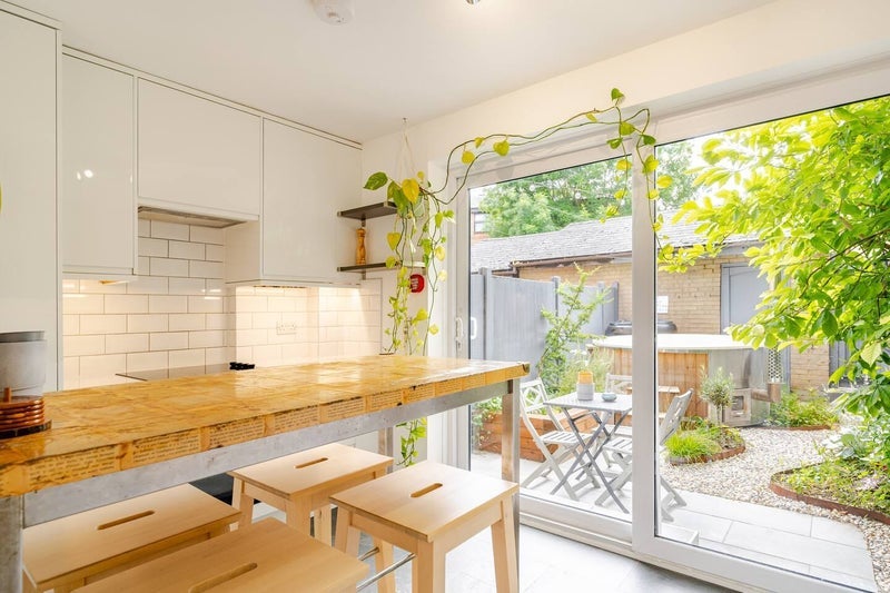 Room Edmeston Close in Greater London