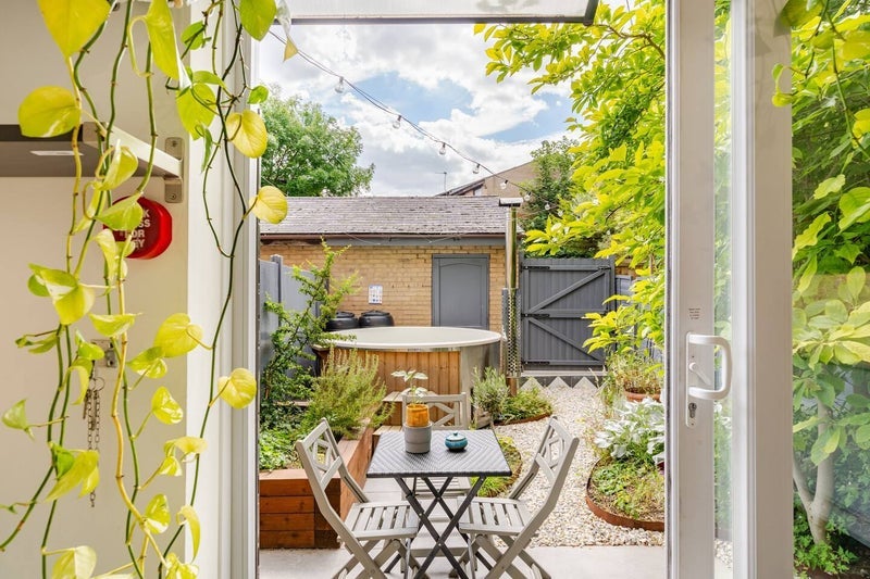 Room Edmeston Close in Greater London