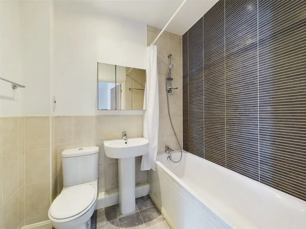 Flat Sutherland Close in Gloucester