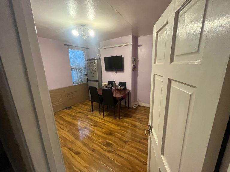 Room Convent Way in Greater London