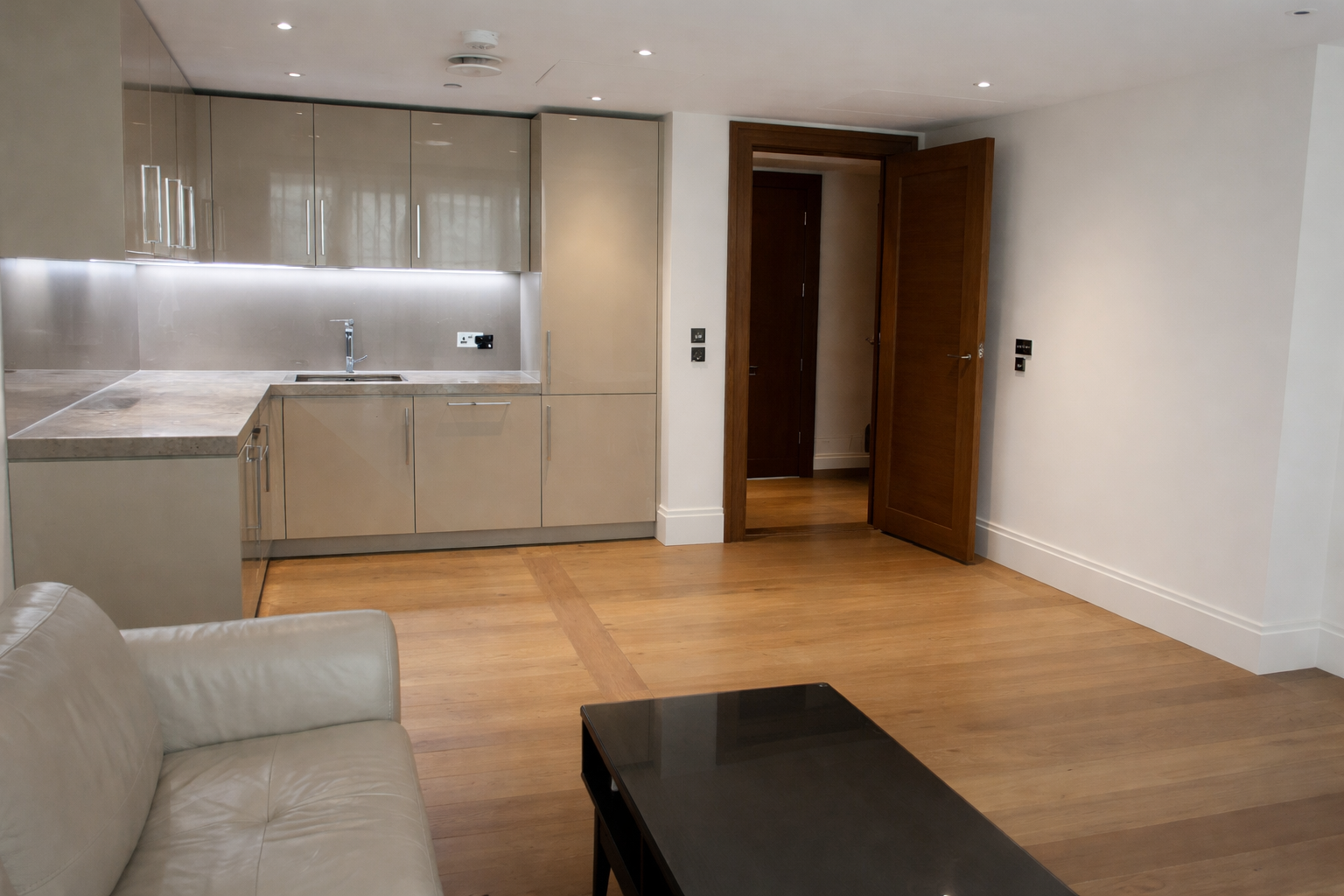 Flat Surrey Street in City of Westminster