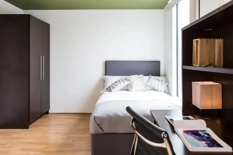 Flat Kensal Road in Greater London
