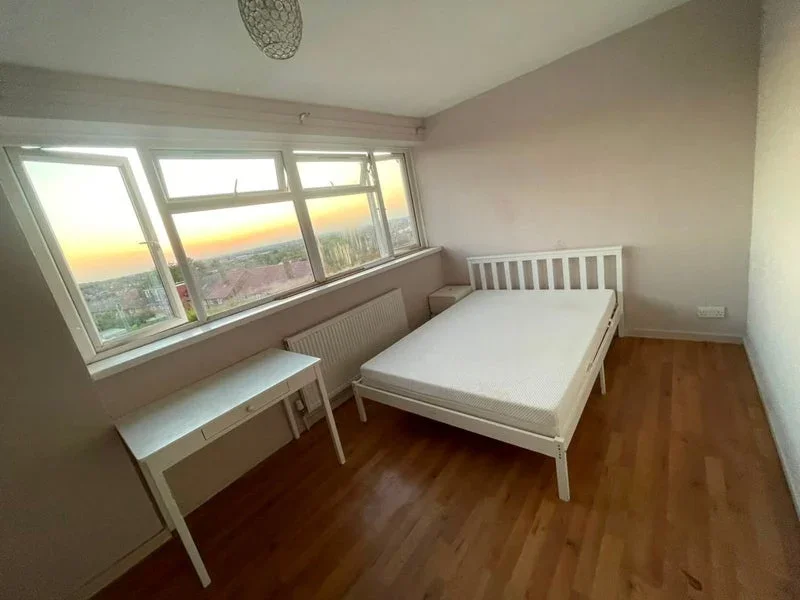 Room Manor Way in Hertsmere