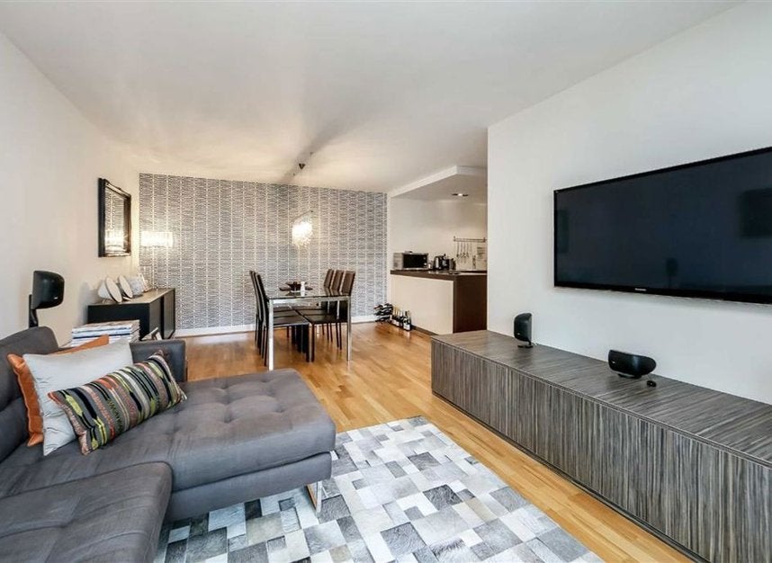 Flat Long Lane in Greater London