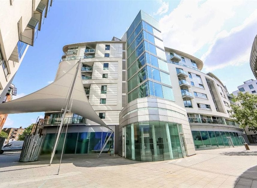 Flat Long Lane in Greater London