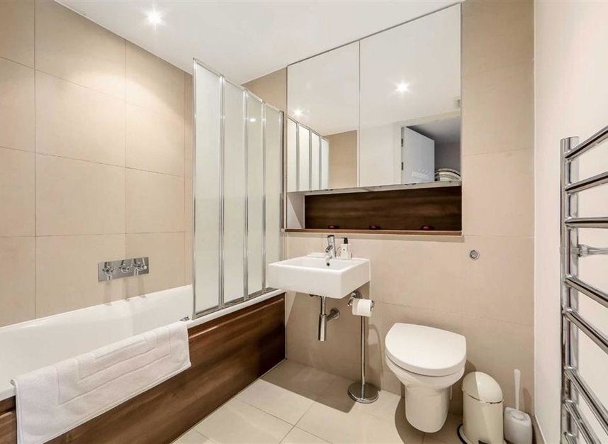 Flat Long Lane in Greater London