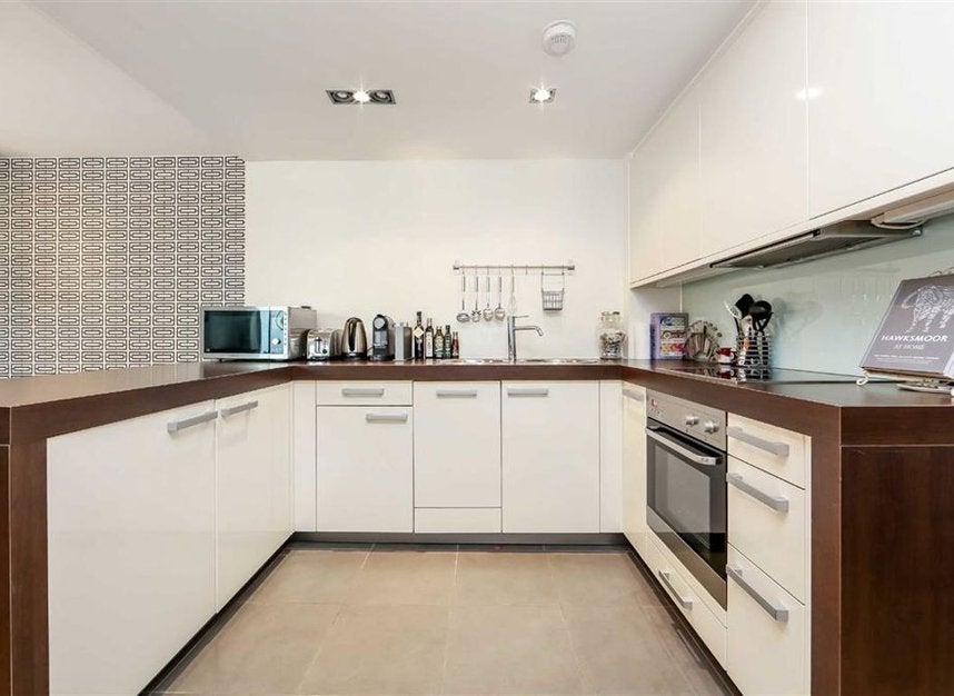 Flat Long Lane in Greater London
