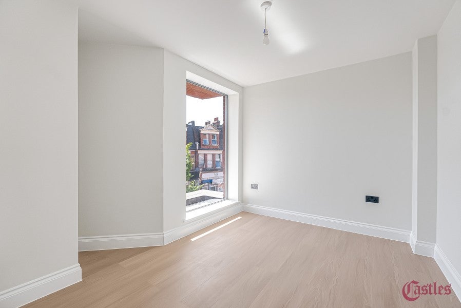 Flat Harold Road in Greater London