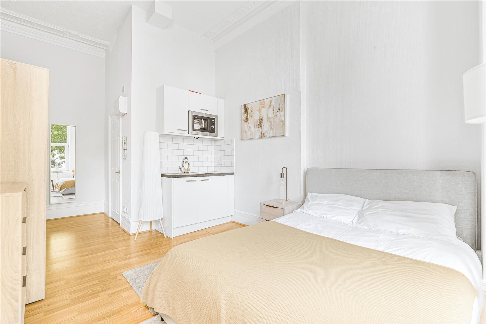 Flat Russell Road in Greater London