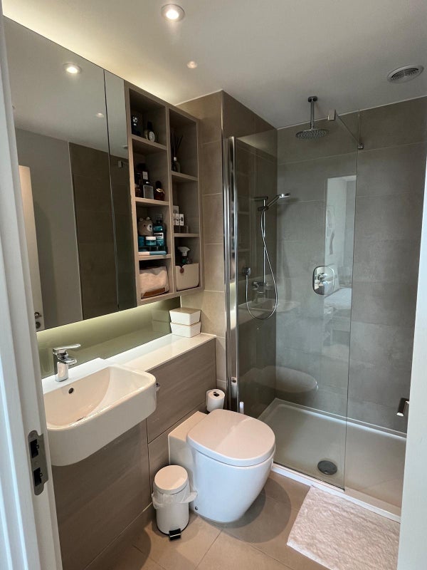 Room Layard Street in Greater London