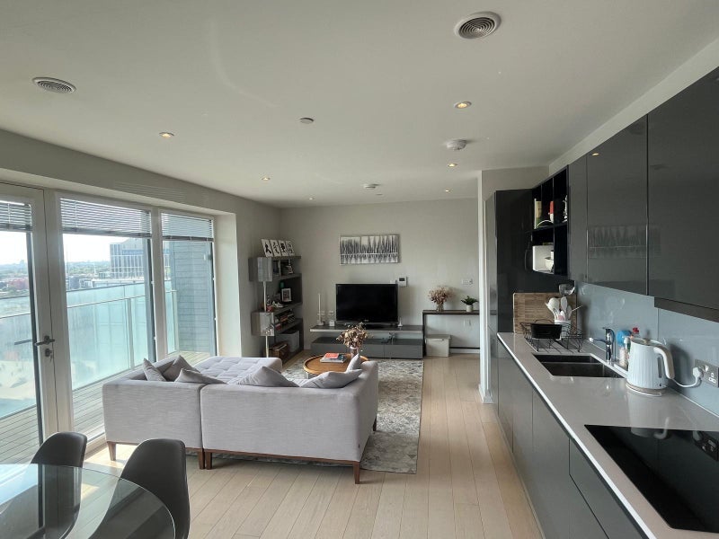 Room Layard Street in Greater London