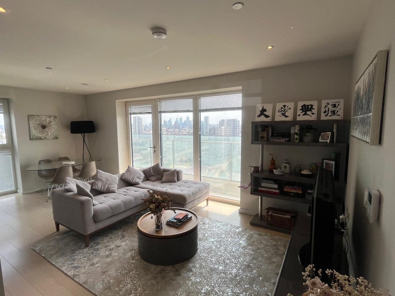 Room Layard Street in Greater London