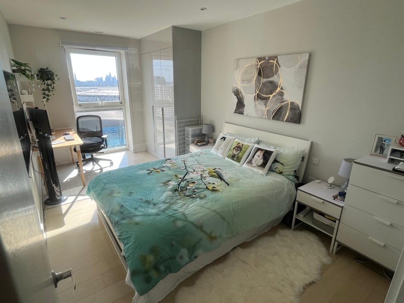 Room Layard Street in Greater London