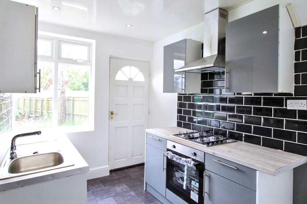 Flat Tunstall Avenue in Newcastle upon Tyne