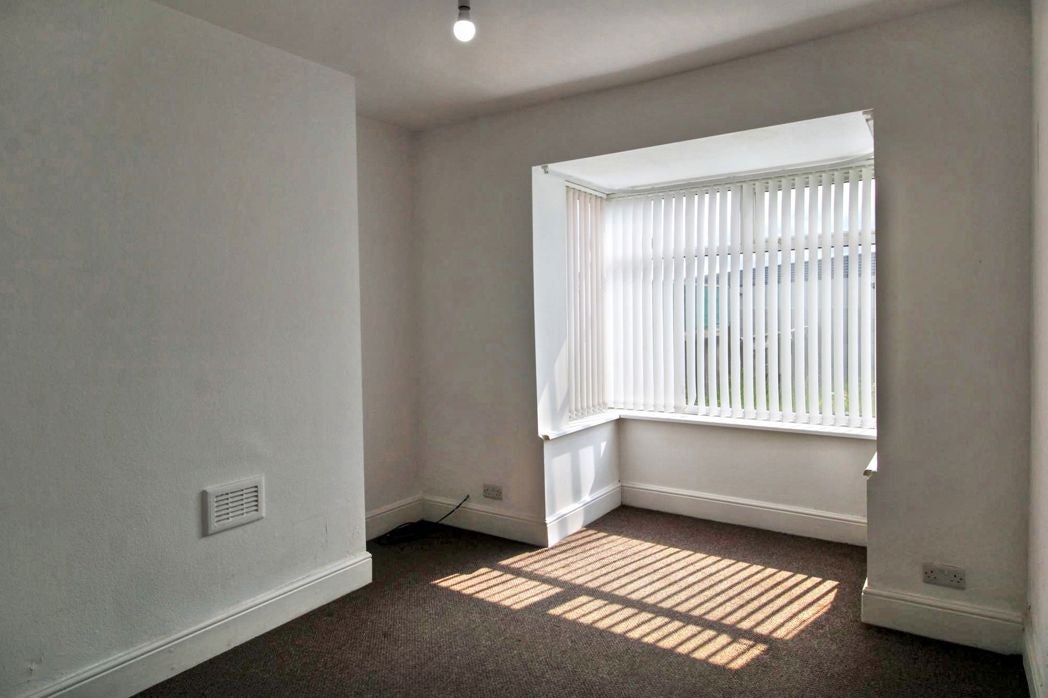 Flat Tunstall Avenue in Newcastle upon Tyne