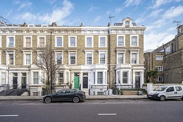Flat Finborough Road in Greater London