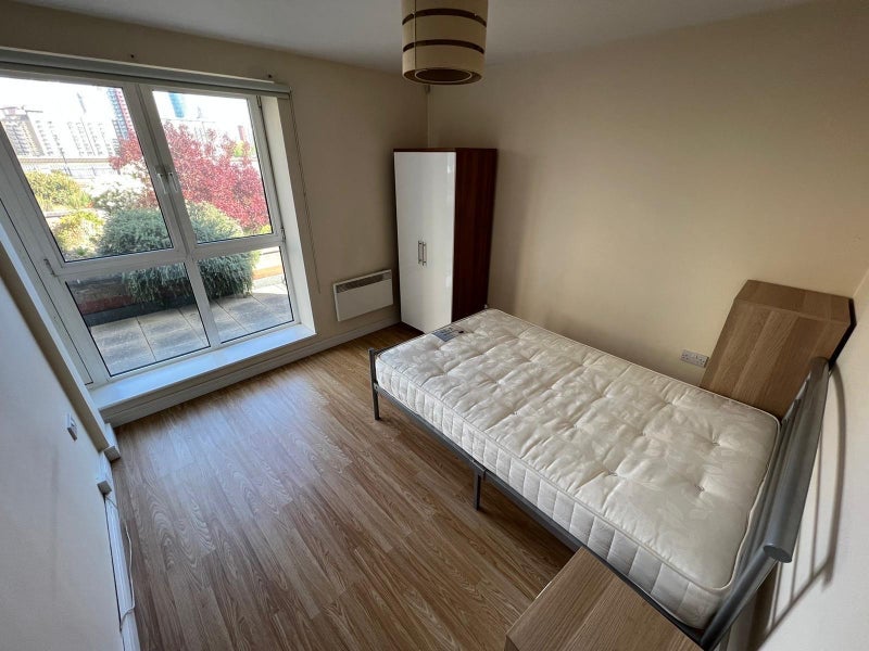 Room Rotherhithe Street in Greater London