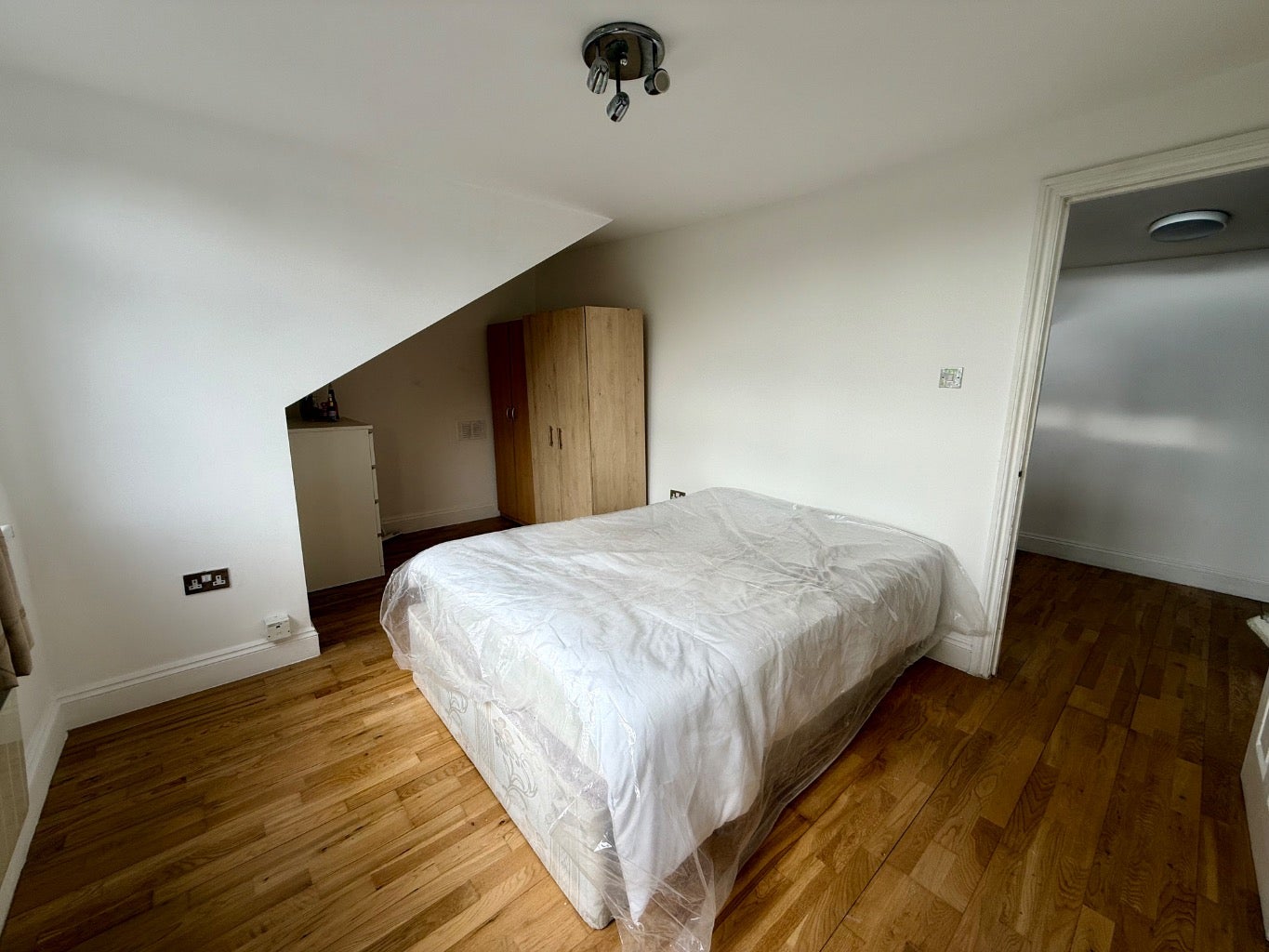 Flat Ealing Road in Greater London