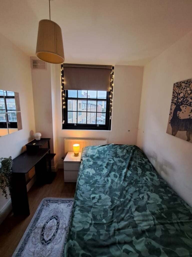 Room Clutton Street in Greater London