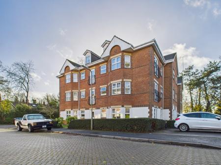 Flat Regent Court in Basingstoke and Deane