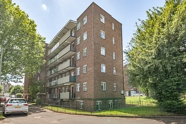 Flat Lebanon Gardens in Greater London