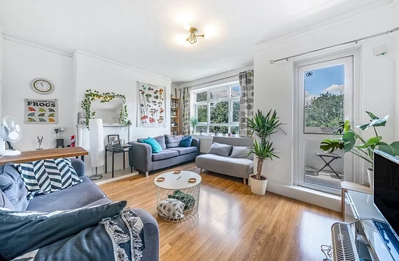 Flat Lebanon Gardens in Greater London