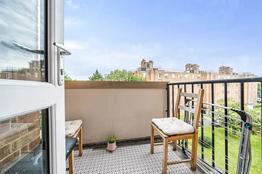 Flat Lebanon Gardens in Greater London