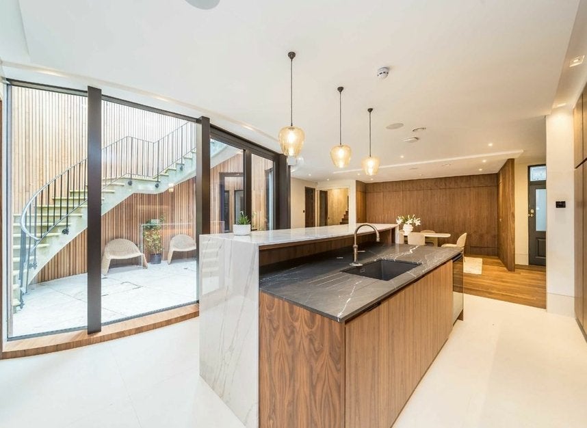 House Crescent Lane in Greater London