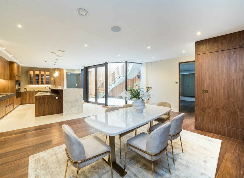House Crescent Lane in Greater London