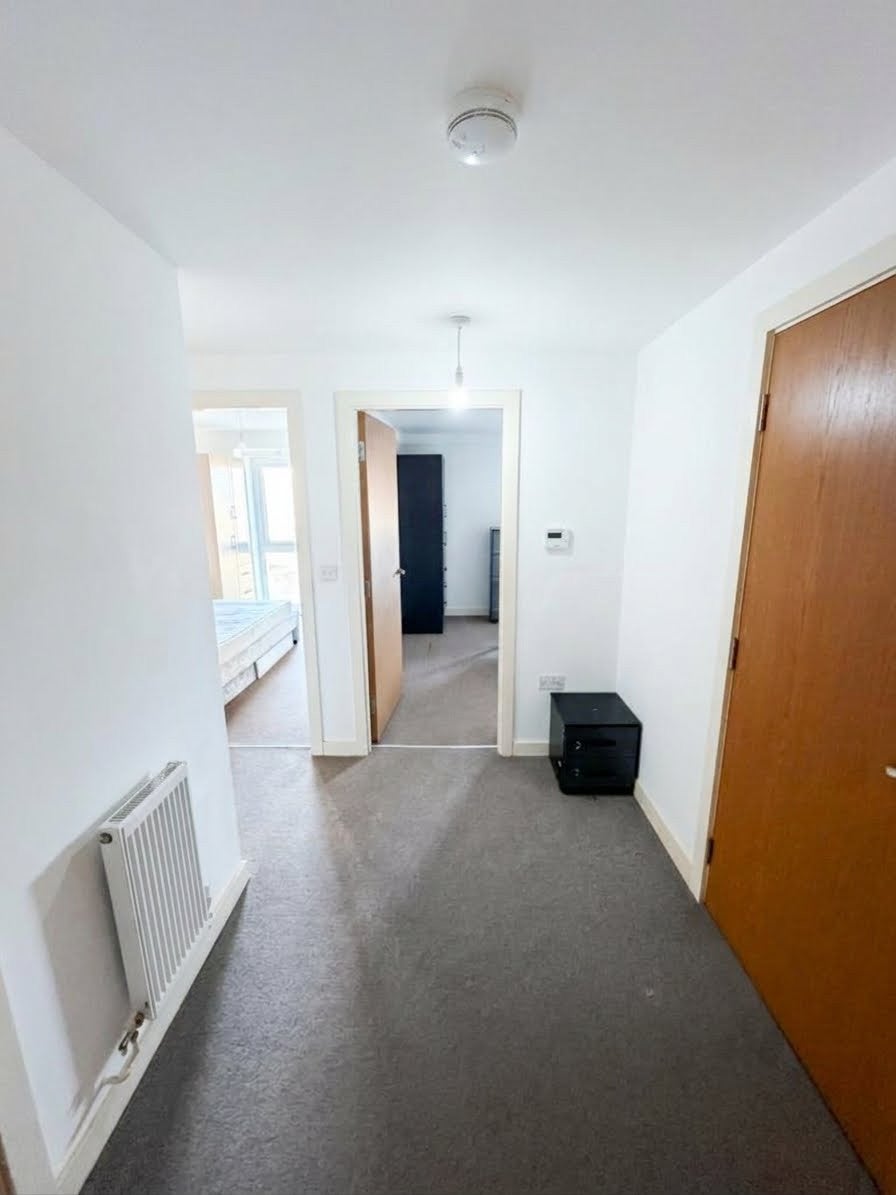 Flat Carriage Close in Hale