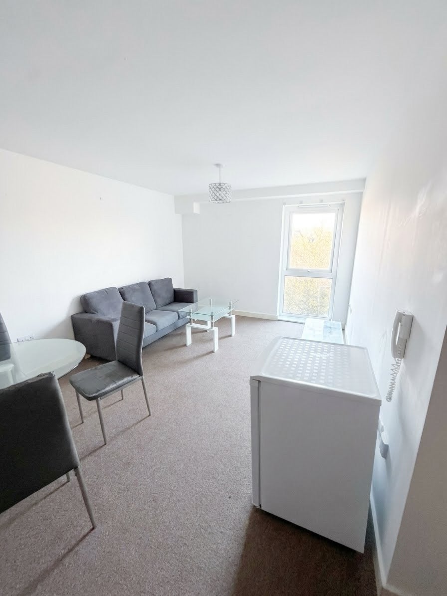 Flat Carriage Close in Hale