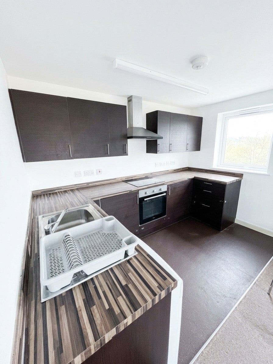 Flat Carriage Close in Hale