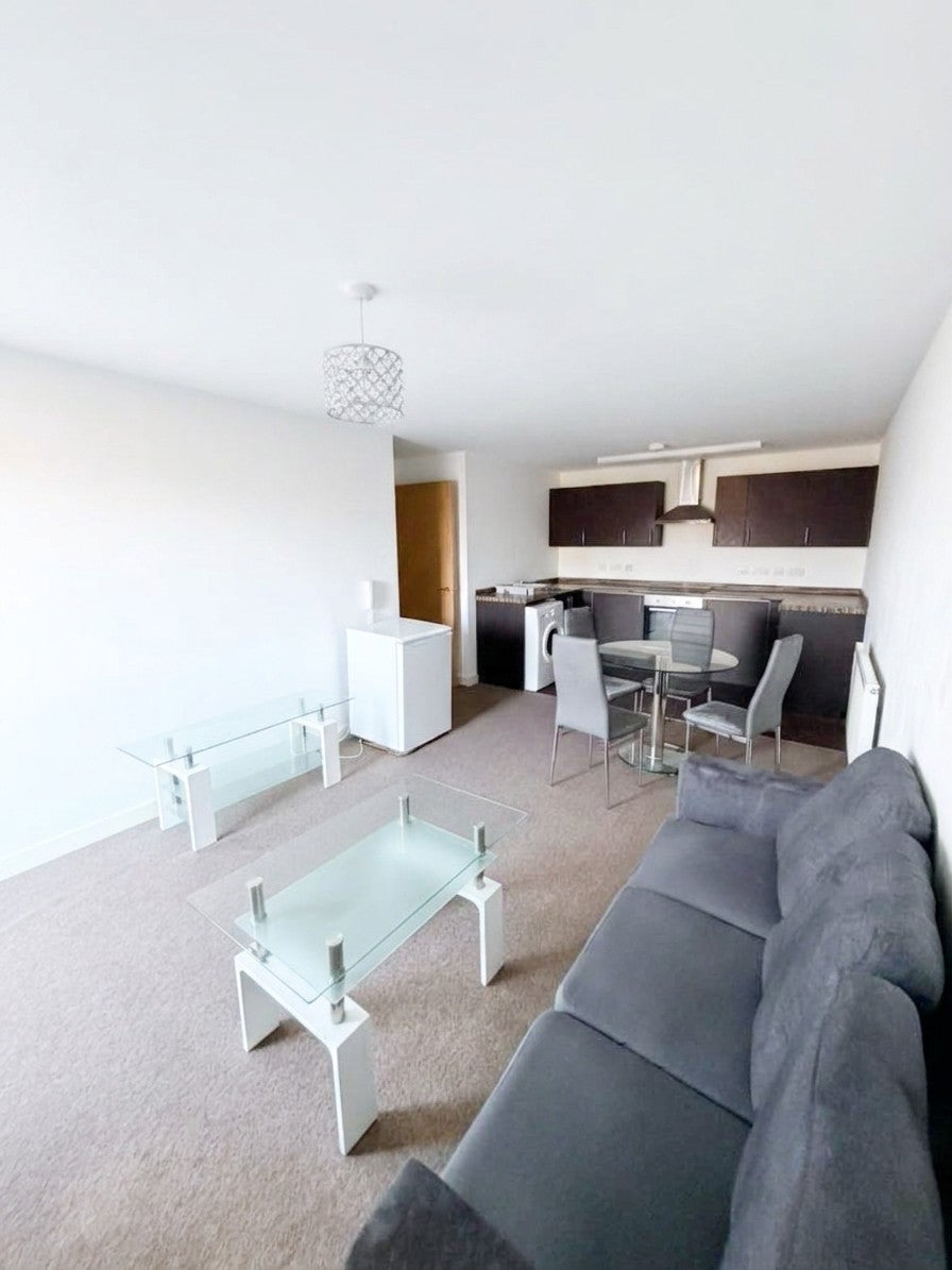 Flat Carriage Close in Hale