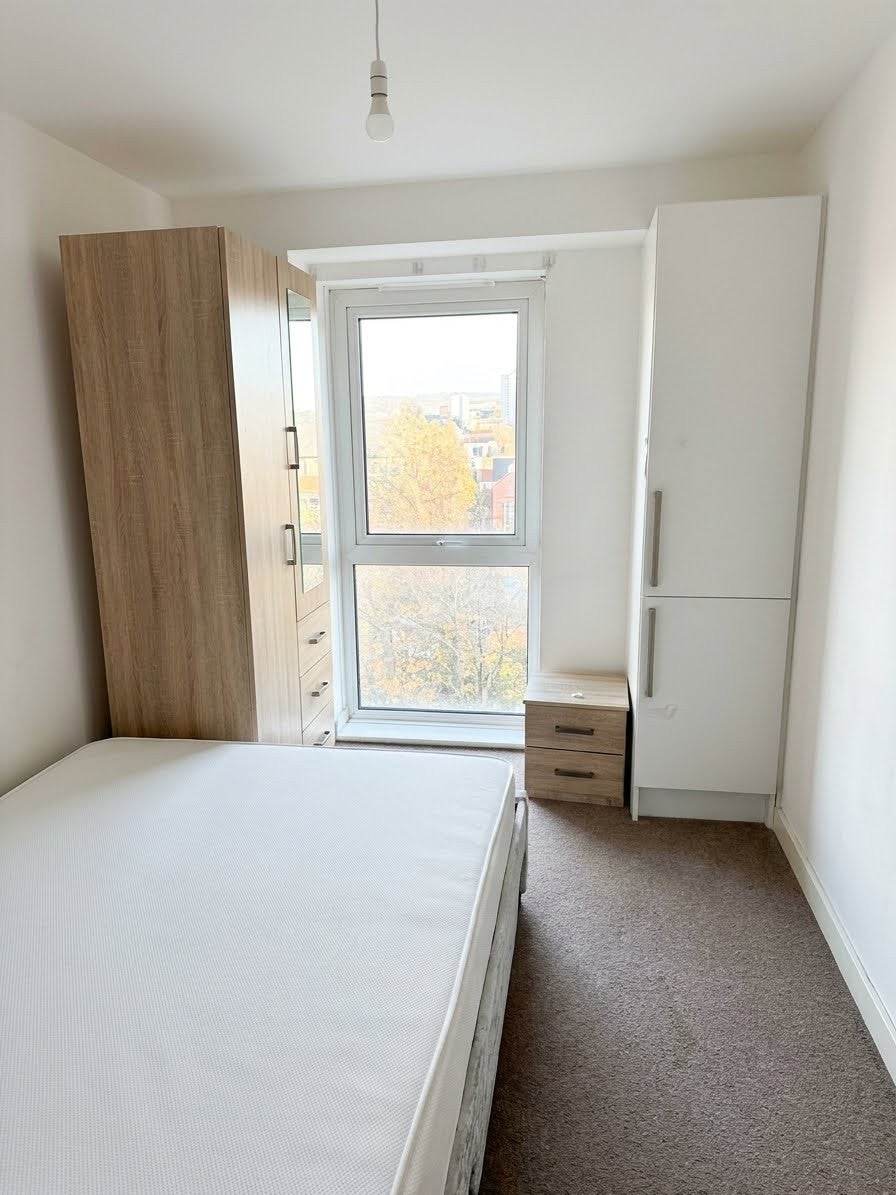 Flat Carriage Close in Hale