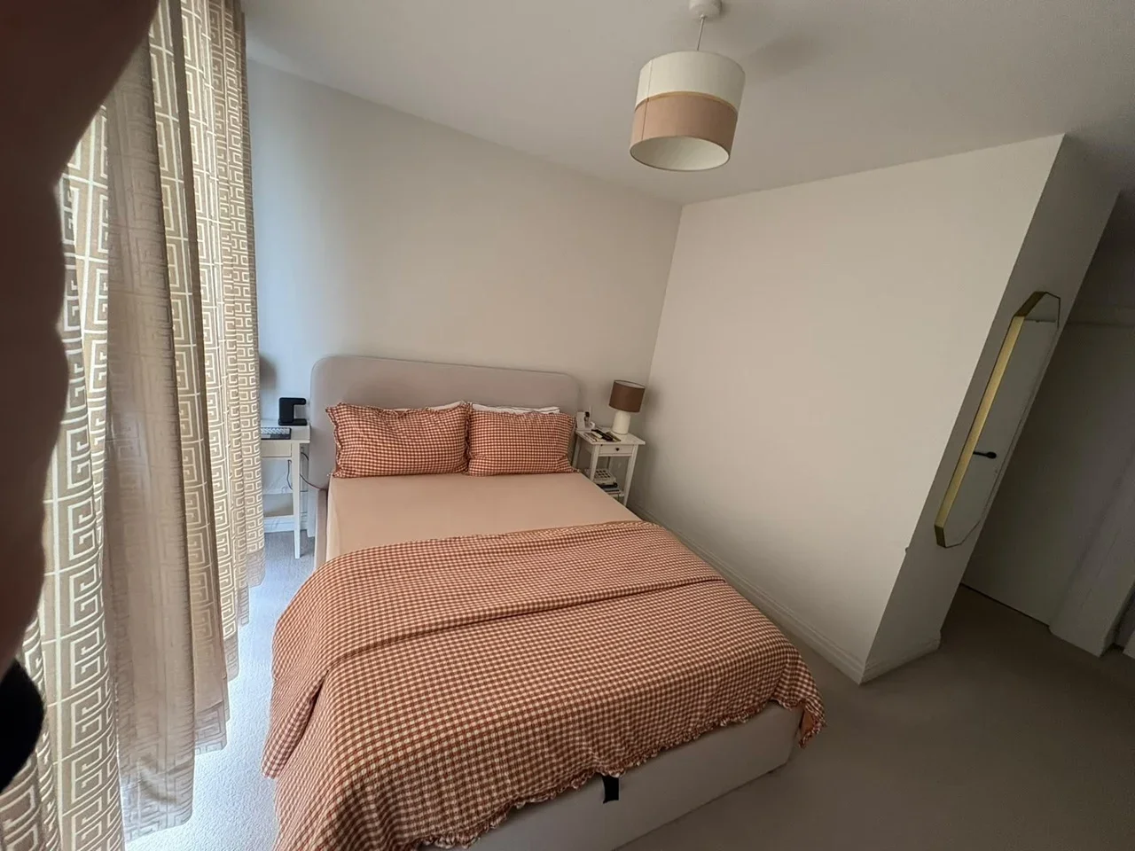 Room Pembroke Broadway in Surrey Heath