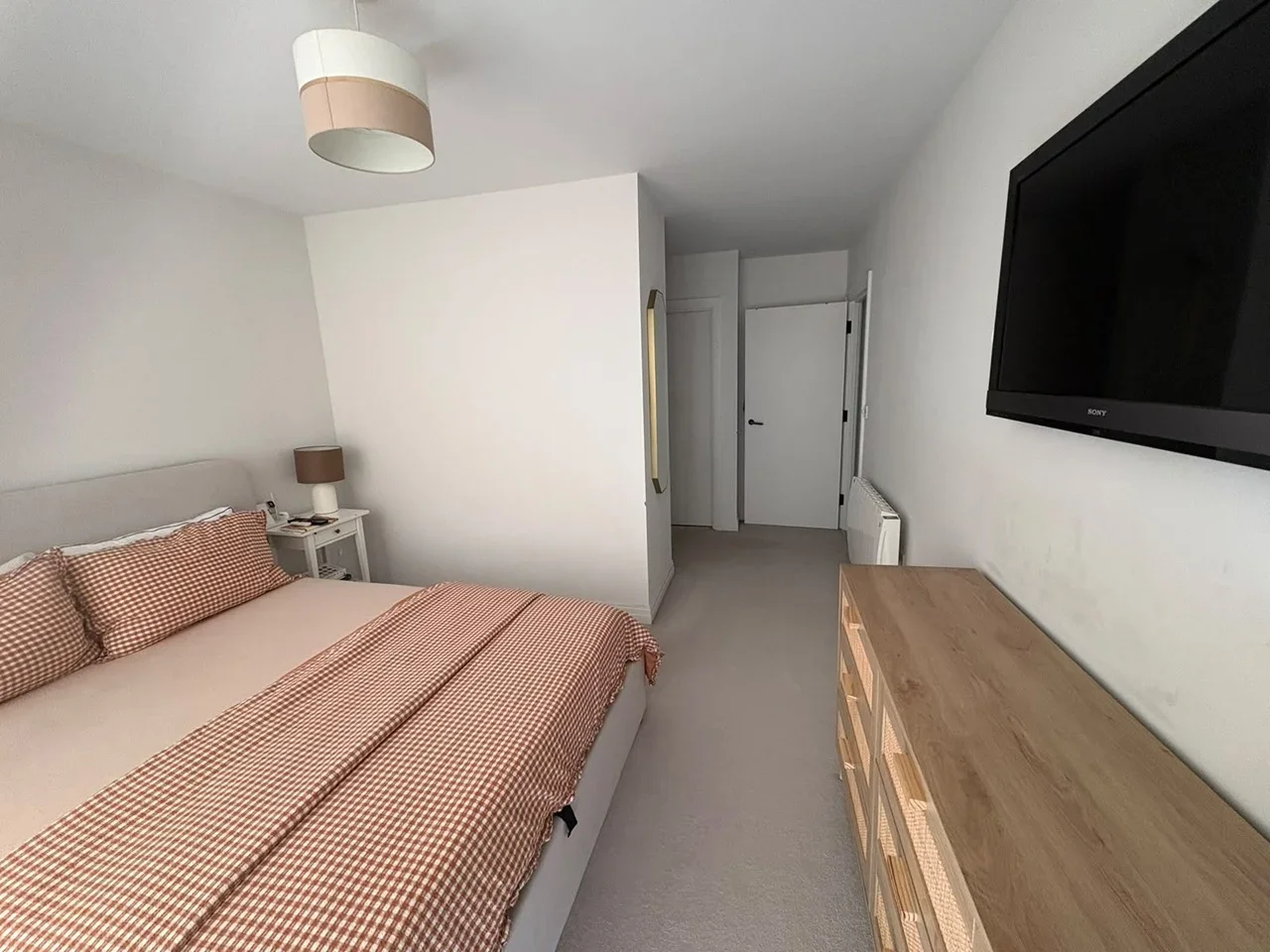 Room Pembroke Broadway in Surrey Heath