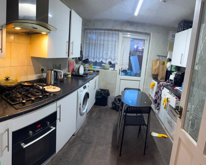 Room Crediton Road in Greater London