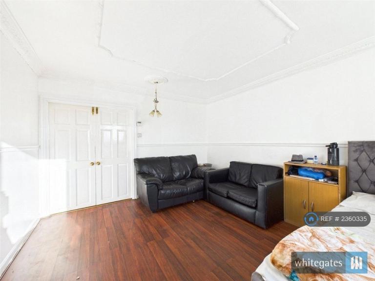 House Eversley Drive in Bradford