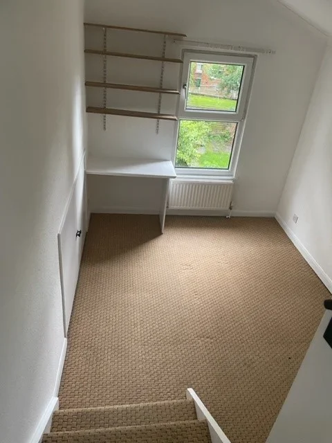 Flat Walm Lane in Greater London