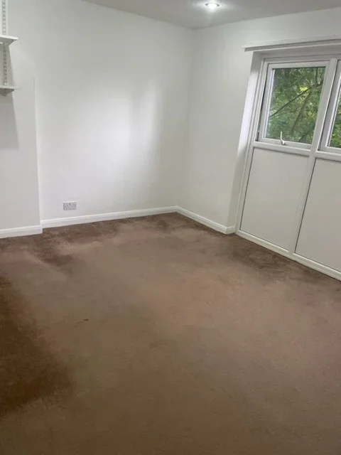 Flat Walm Lane in Greater London