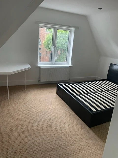 Flat Walm Lane in Greater London