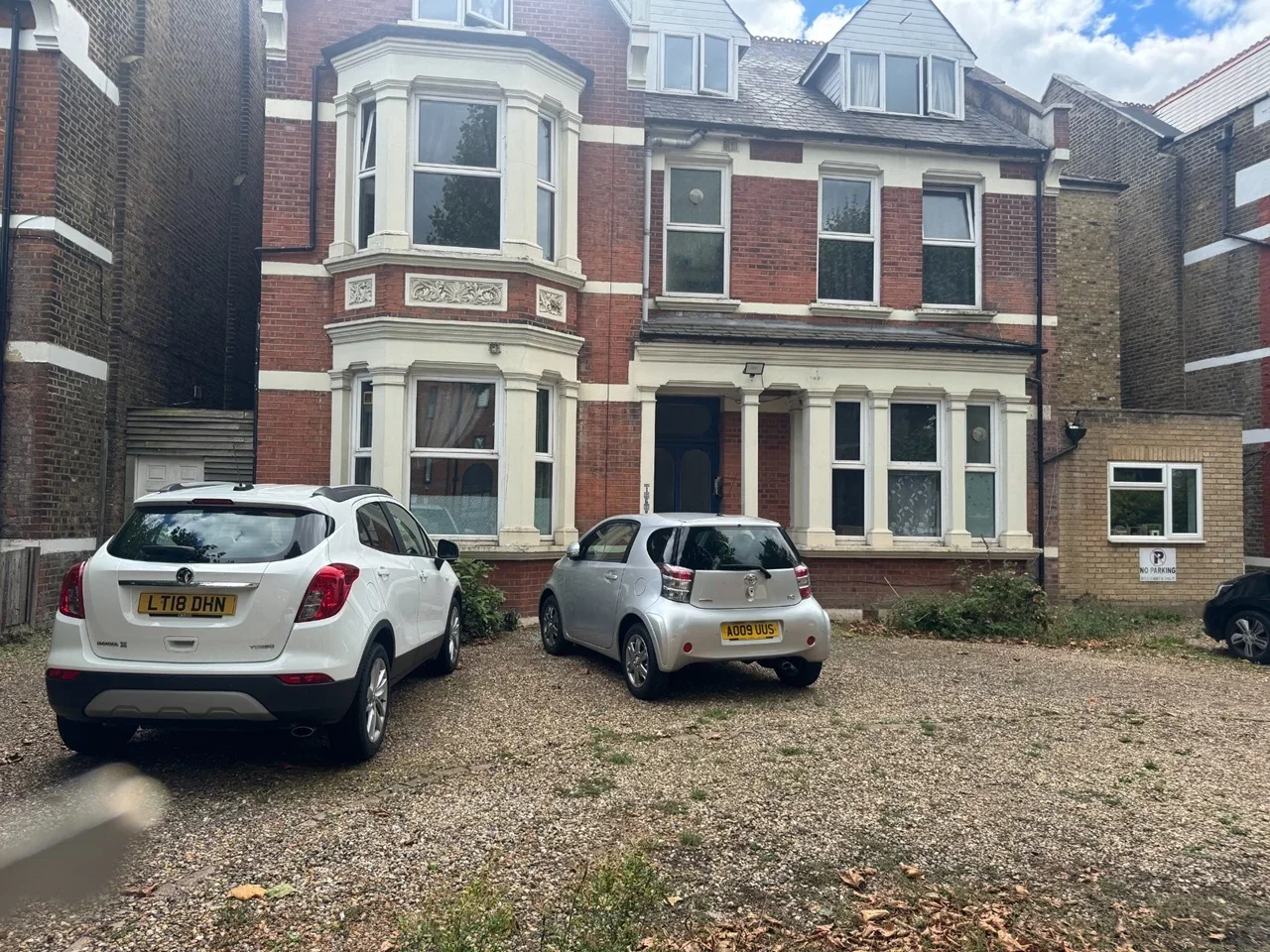 Flat Walm Lane in Greater London